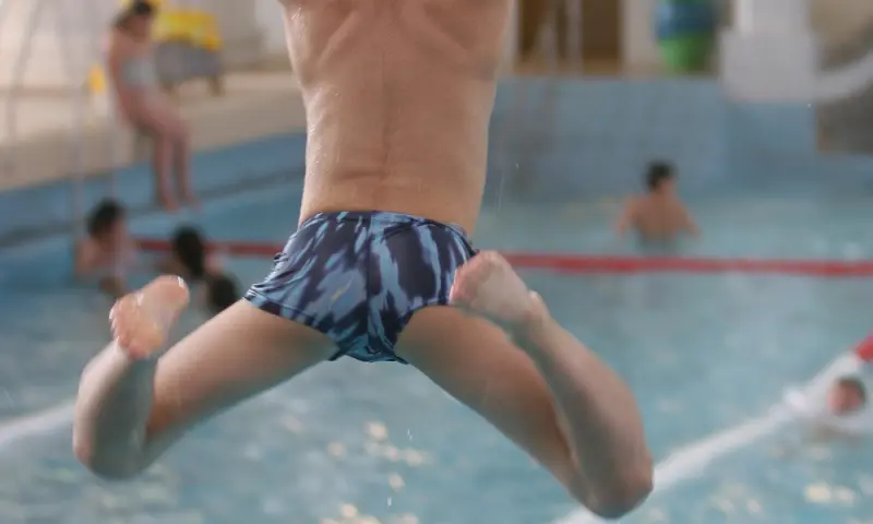 Springen in zwembad