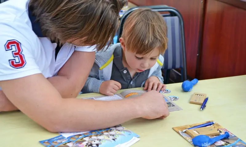 Kind op rondvaartboot