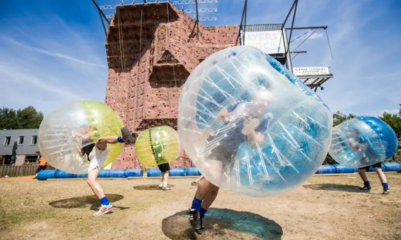 Bezoekers bezig met activiteit