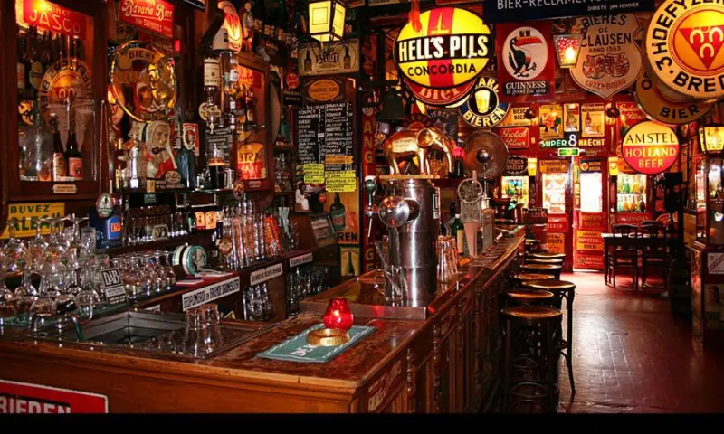 Kroeg met bierreclames op de wanden