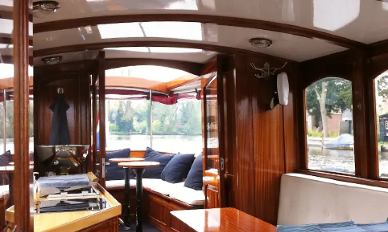 Salonboot van binnen