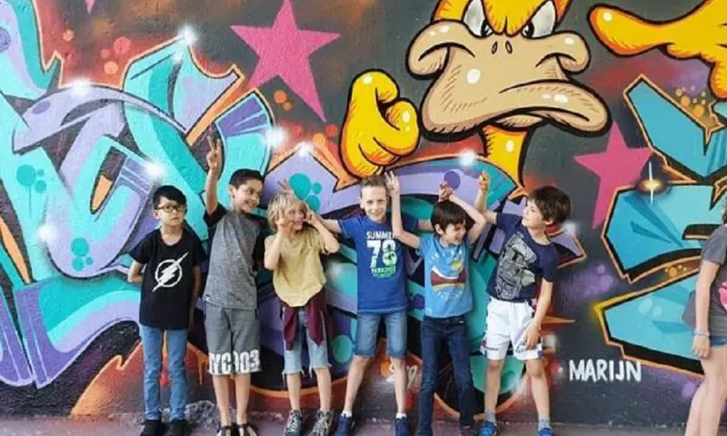 Kinderen doen samen Graffiti Workshop