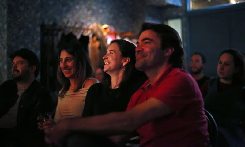 Mensen die kijken naar een show