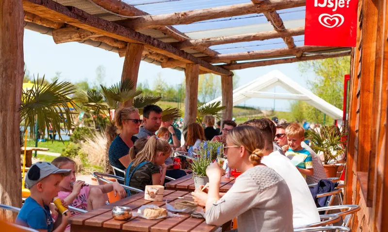 Grote familie op het terras