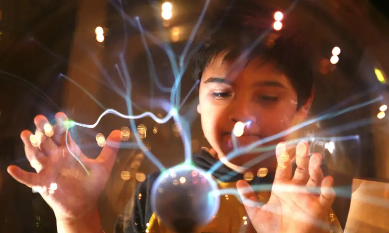 Bezoeker met experiment