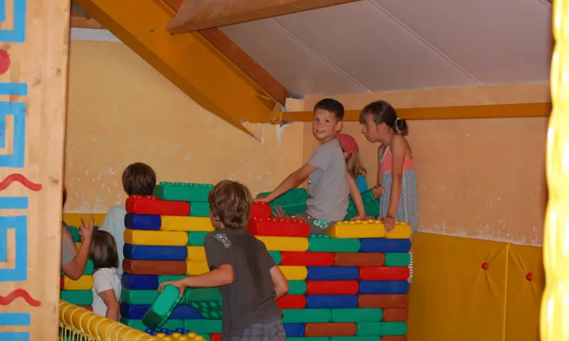 Kinderen in speelboerderij de hooiberg
