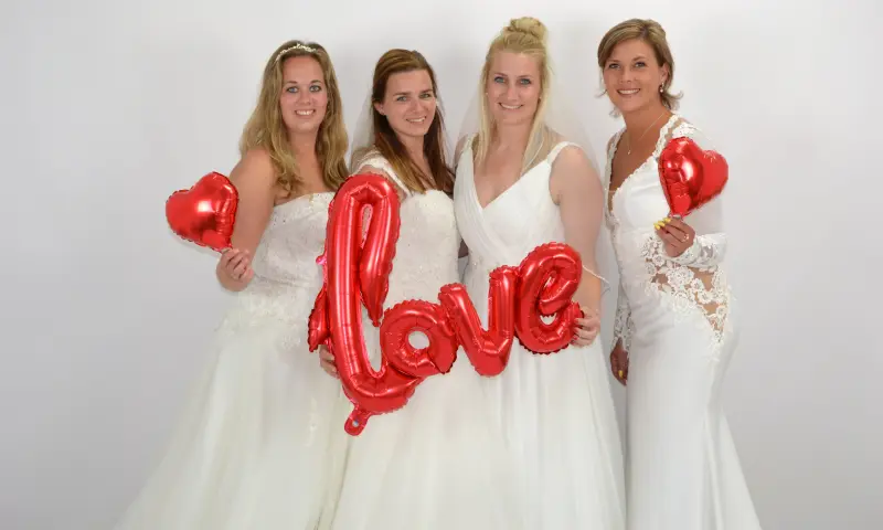 groep meiden in bruidsjurken