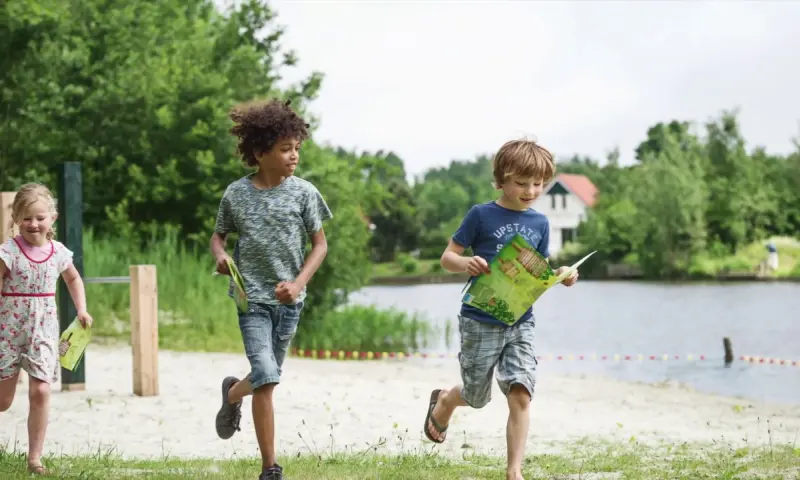 Kinderen bij het strand