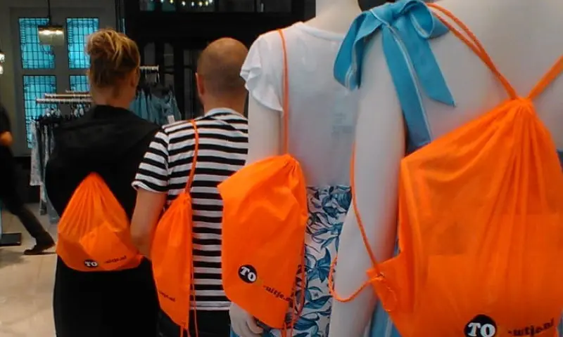 mensen in de winkel
