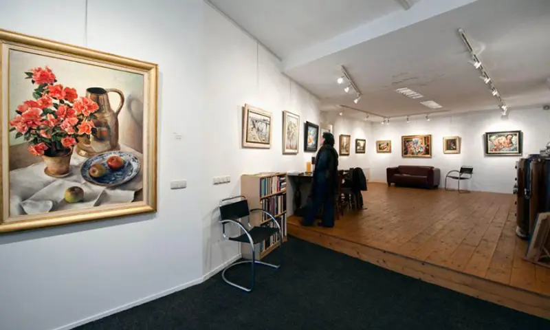 Schilderij binnen aan de muur