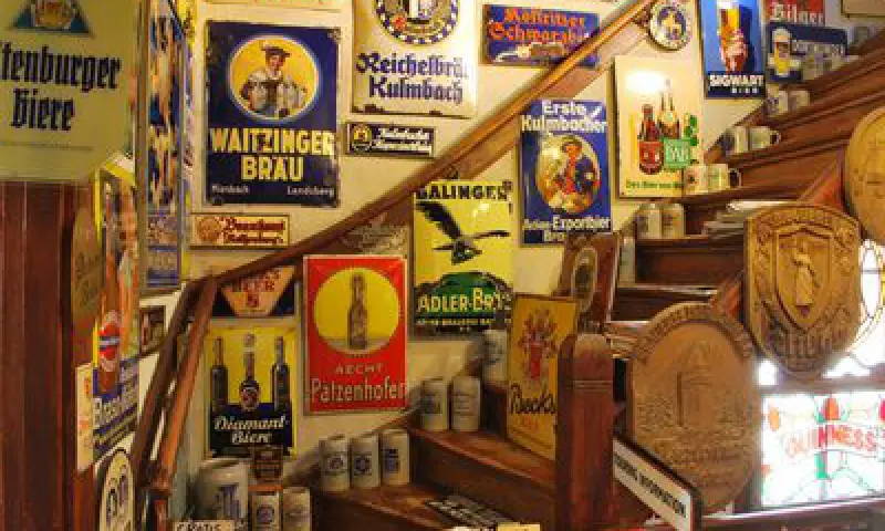 Trap met bierreclames