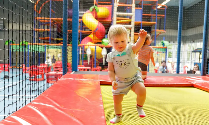 Kind op de trampoline