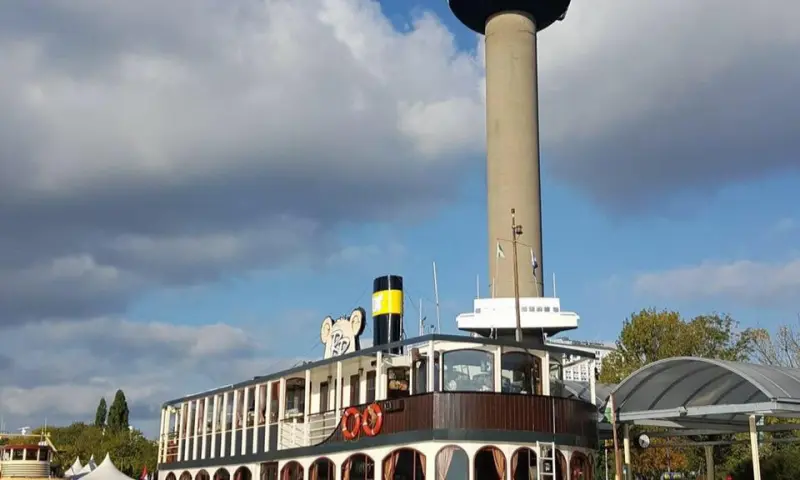 Naast de Euromast
