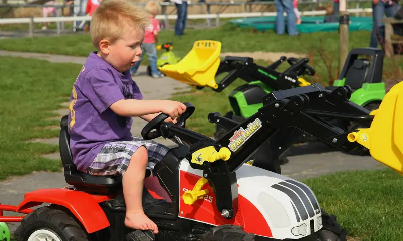 Jongen op traktor
