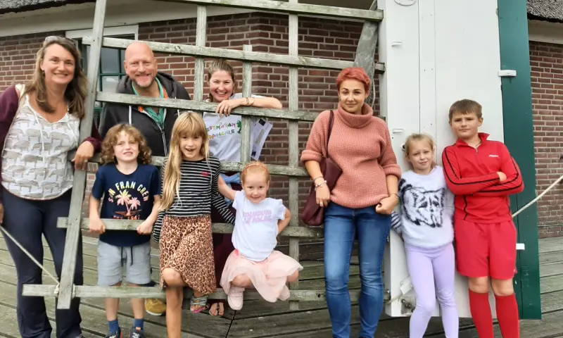 Bezoekers voor de molen van sloten