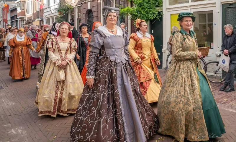 Hooghe dames tijdens Zotte Zaterdag Gouda