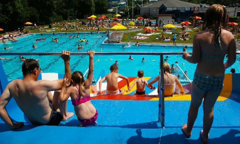 Glijbaan bij het buitenbad