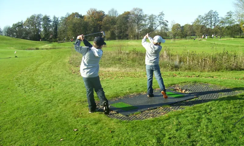 Kinderen aan het golfen