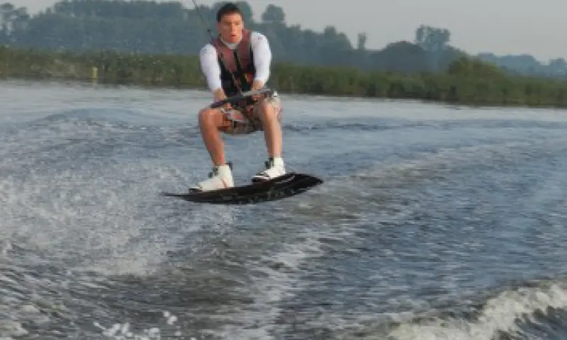 Sprong met wakeboarden