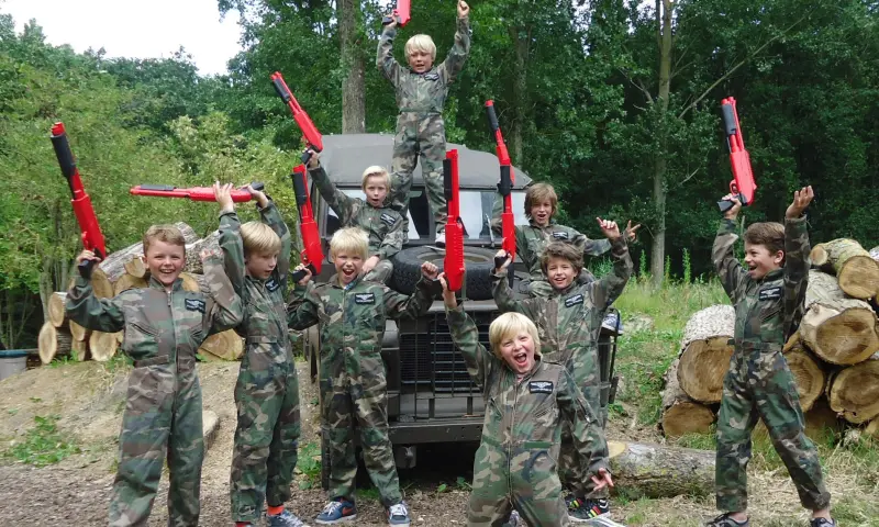 Kinderen paintballen