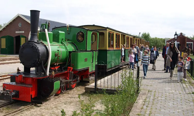 Kinderen bij de trein