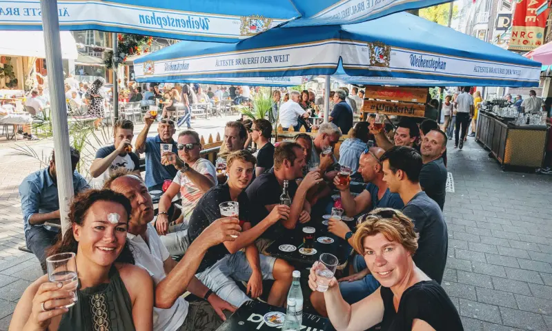Biertje drinken aan de maas