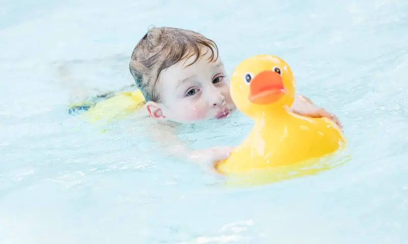 Kind in Zwembad