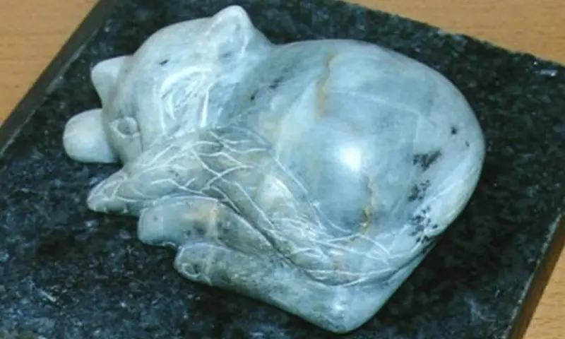 slapend katje speksteen