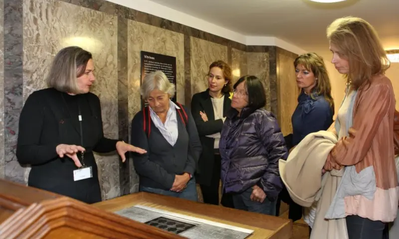 bezoekers tijdens rondleiding