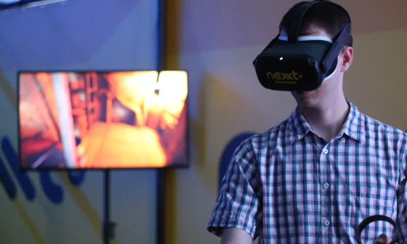 deelnemer met VR bril