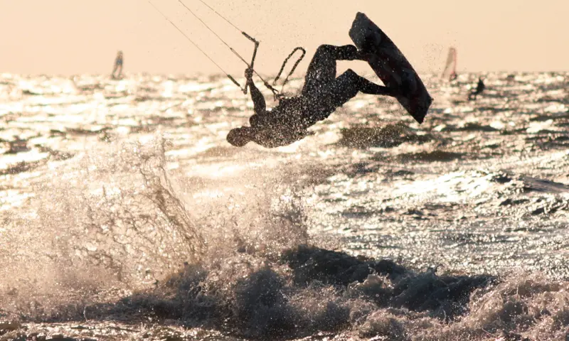 Backflip op surfboard