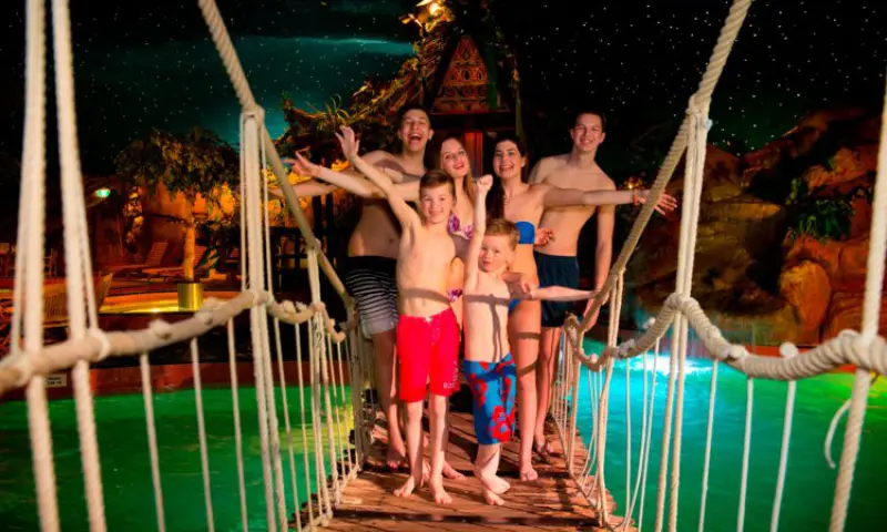 Tieners op de Touwbrug in het Zwembad