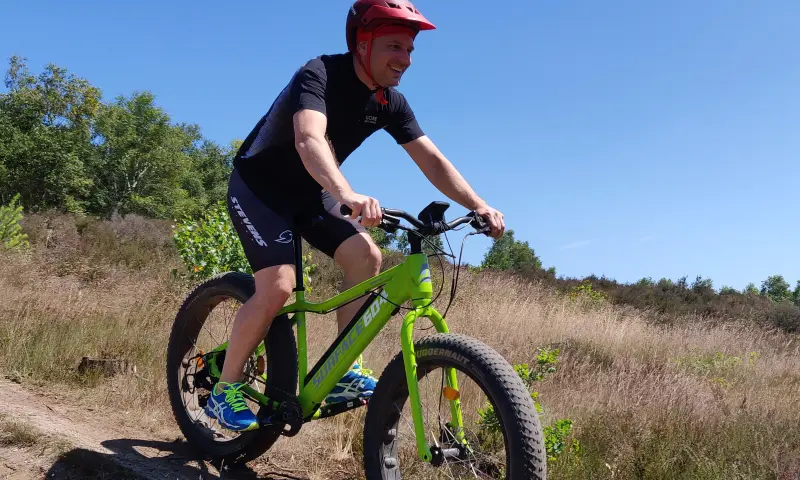 Bezoeker op de E-mountainbike