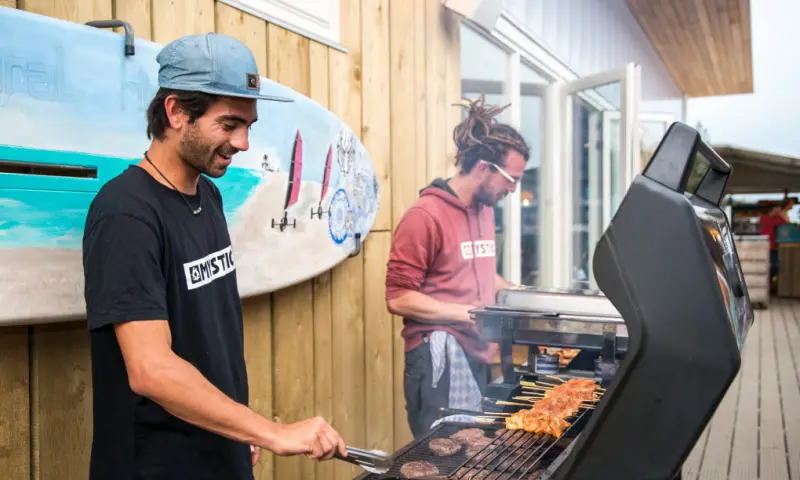 Barbequen aan het strand