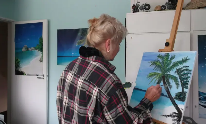 Bezoeker bij de schilderworkshop