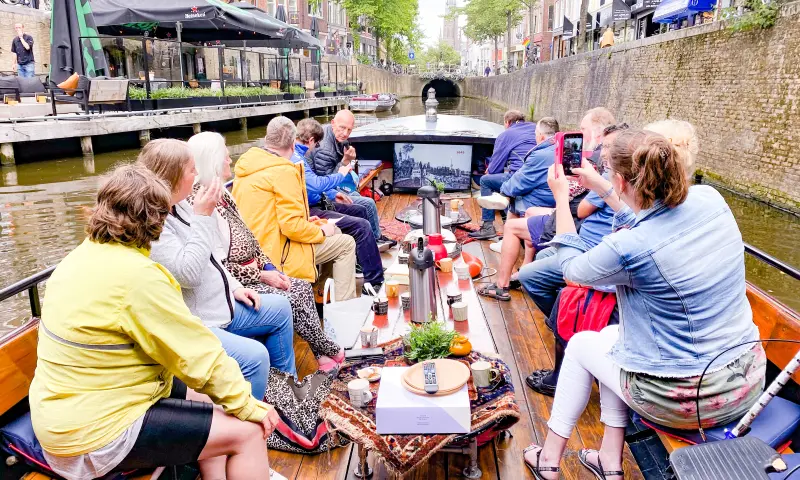 Bezoekers bezig met de activiteit