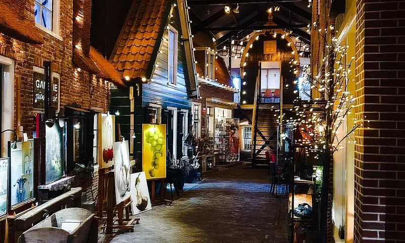 Mensen lopen door Graanbuurt