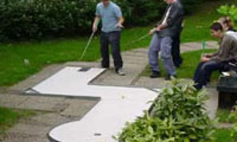 Bezoekers aan het golfen