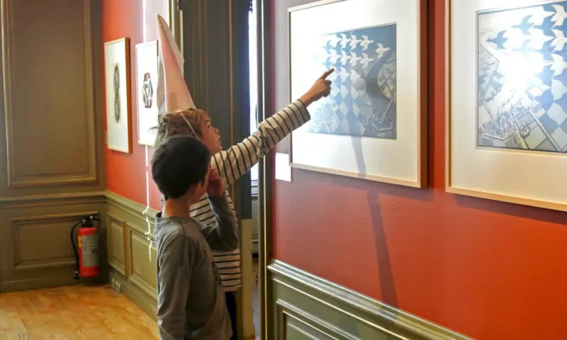 kinderen in museum