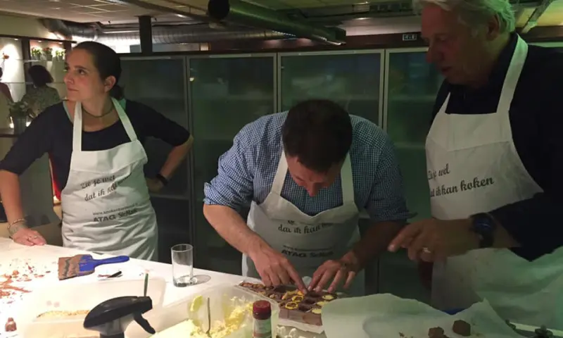 Bezoekers maken chocolade