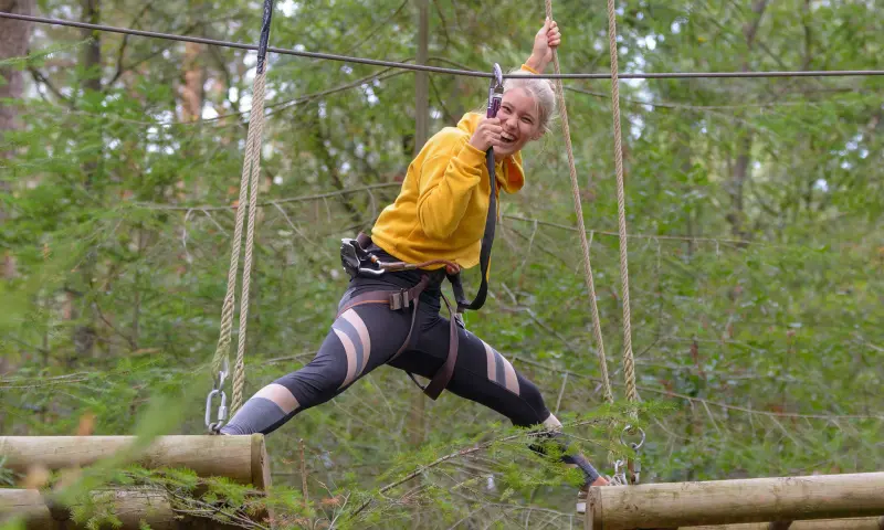 Deelnemer in het klimbos