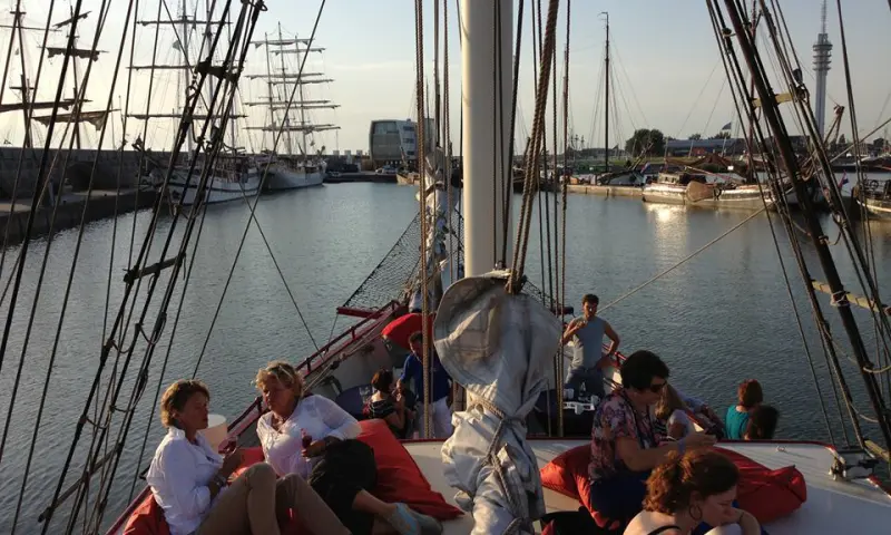 Bezoekers op het schip