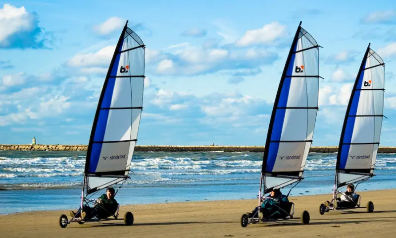 Bezoekers bezig met de activiteit