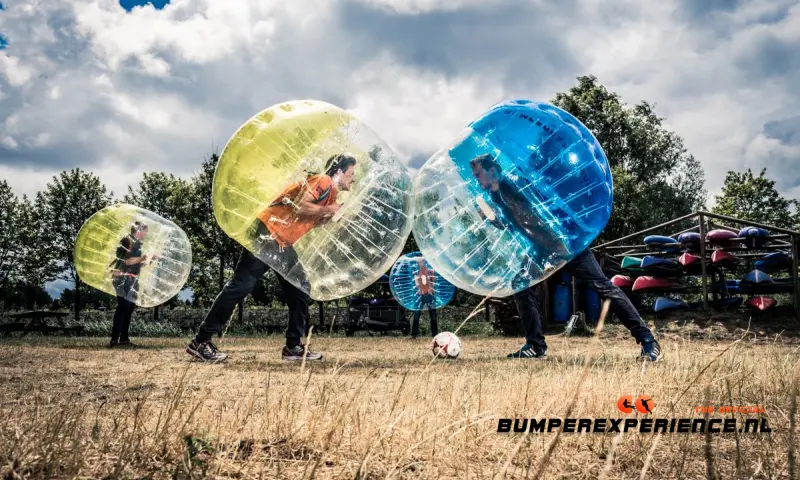 Bezoekers doen bubbel voetbal