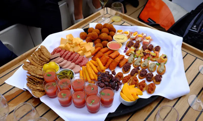 Borrelen op de sloep