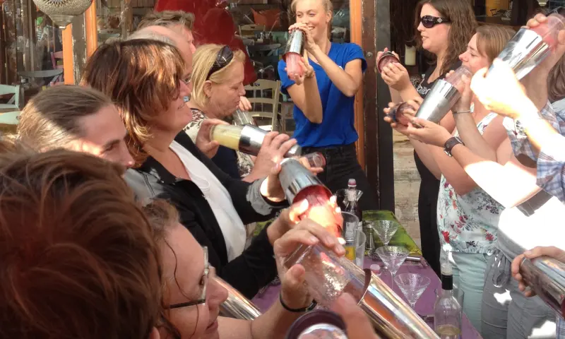 Cocktails shaken bij strandtent