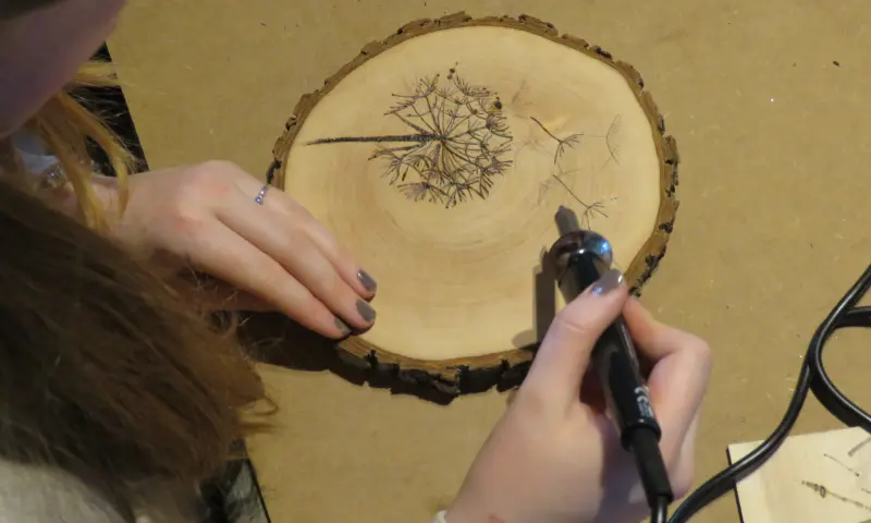 Bezoeker bij de workshop