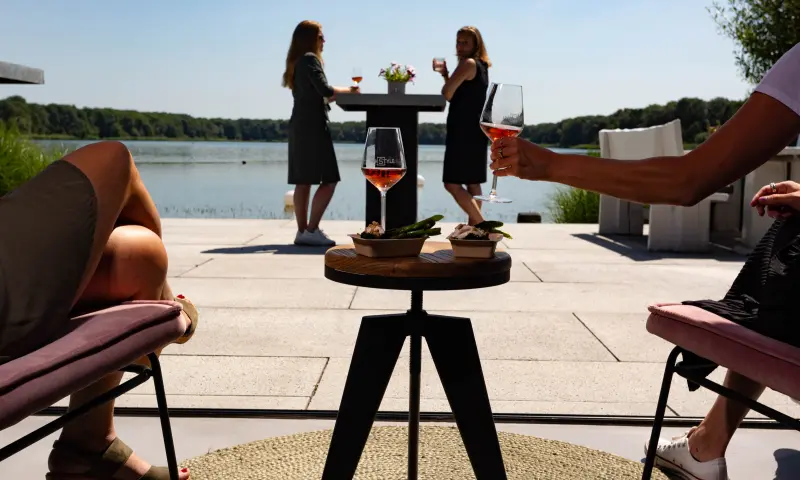 Bezoekers met een wijntje