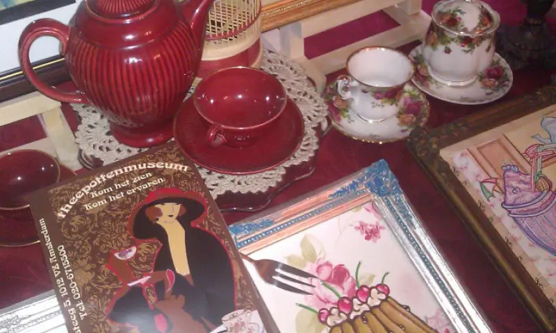 Thee potten en Schilderijen