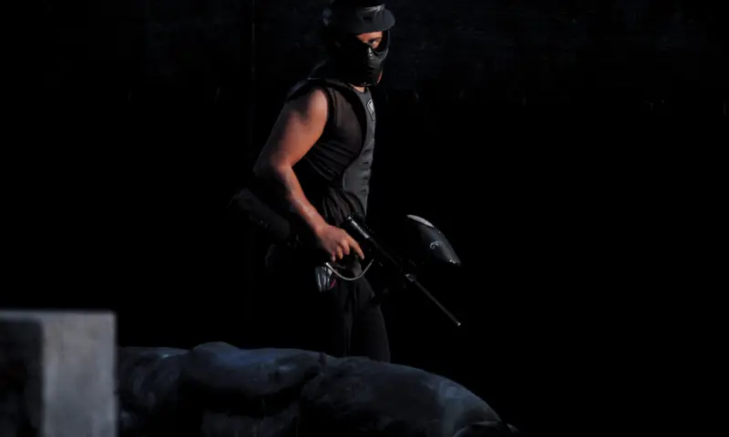 Bezoeker tijdens paintballen